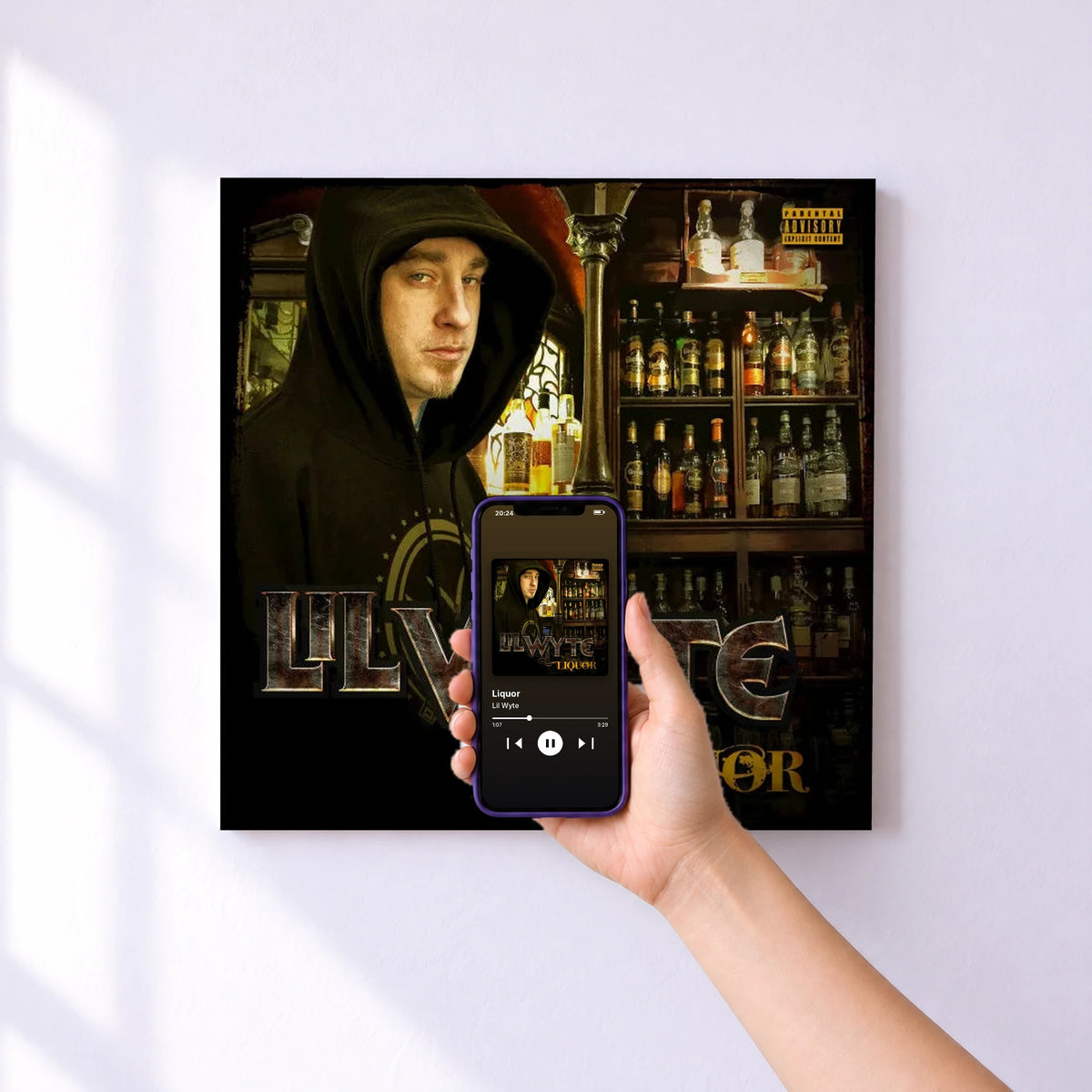 Affiche connectée Liquor de Lil Wyte au mur : l'album se lance en approchant le téléphone