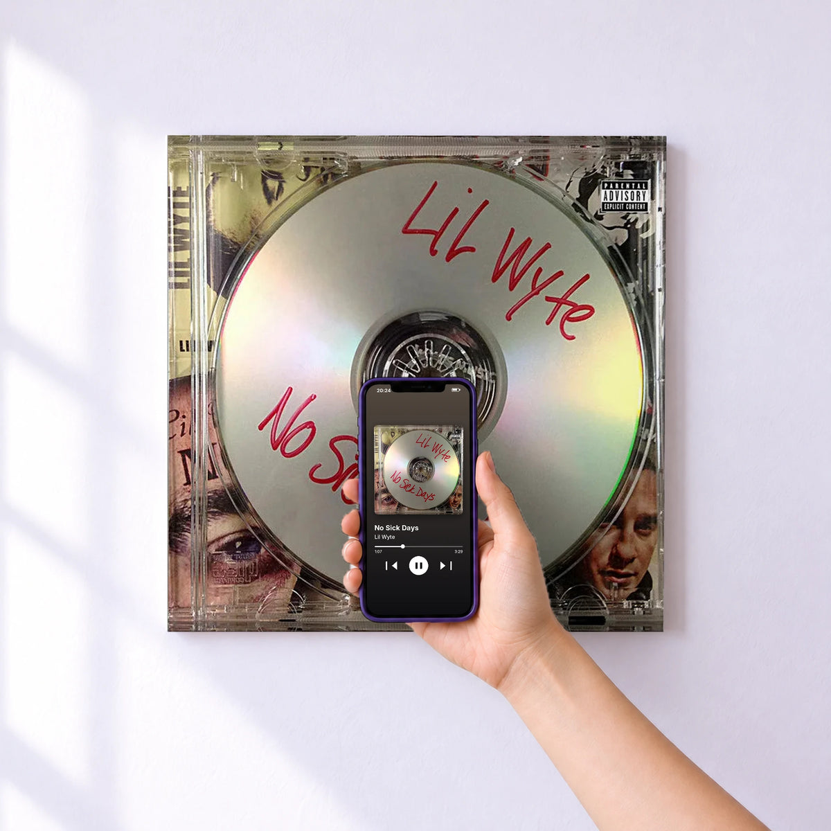 Affiche connectée No Sick Days de Lil Wyte au mur : l'album se lance en approchant le téléphone