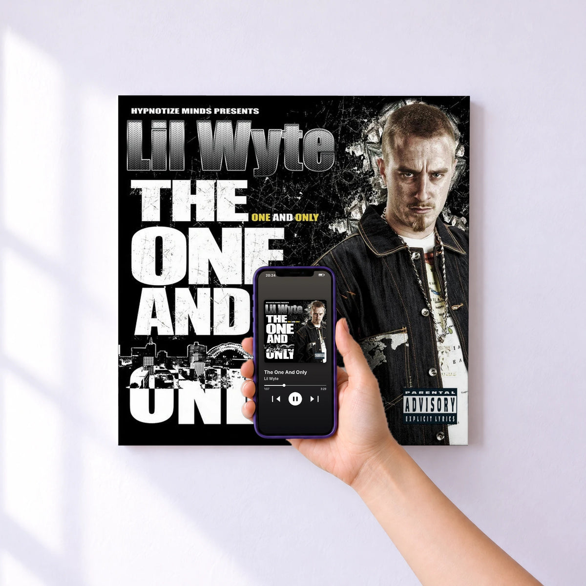 Affiche connectée The One And Only de Lil Wyte au mur : l'album se lance en approchant le téléphone