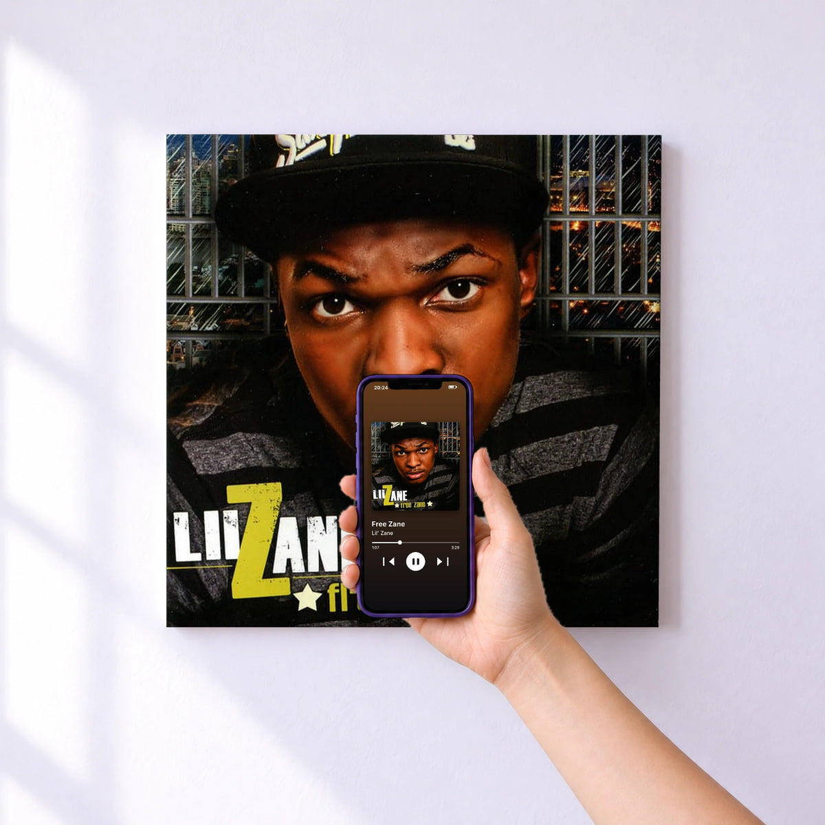 Affiche connectée Free Zane de Lil' Zane au mur : l'album se lance en approchant le téléphone