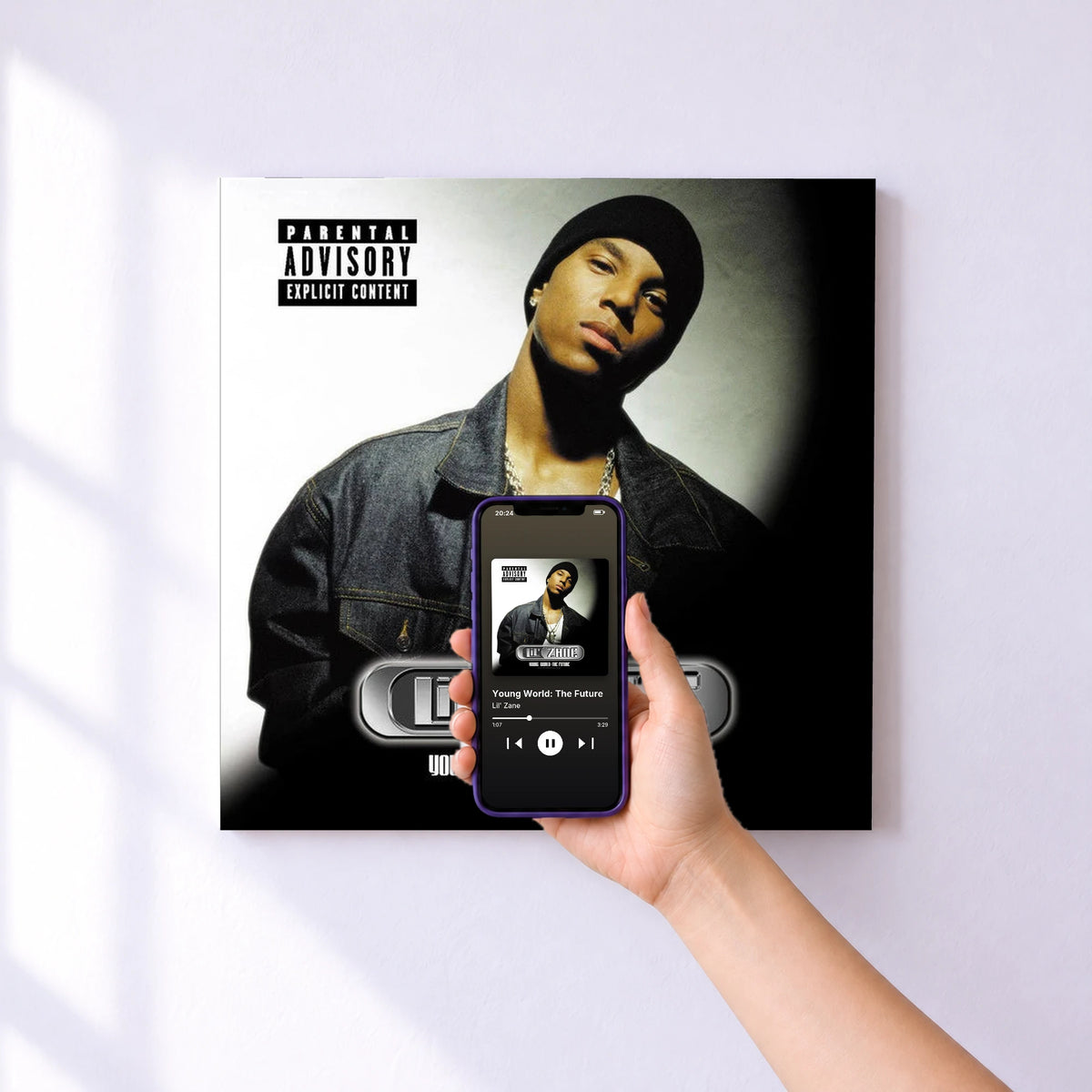 Affiche connectée Young World: The Future de Lil' Zane au mur : l'album se lance en approchant le téléphone