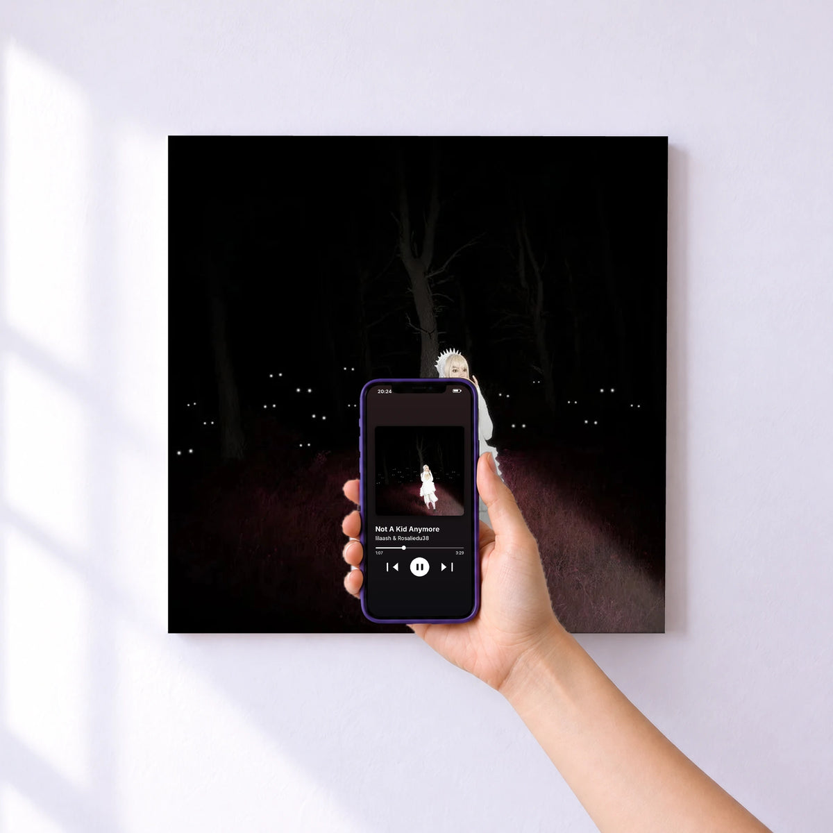 Affiche connectée Not A Kid Anymore de lilaash & Rosaliedu38 au mur : l'album se lance en approchant le téléphone
