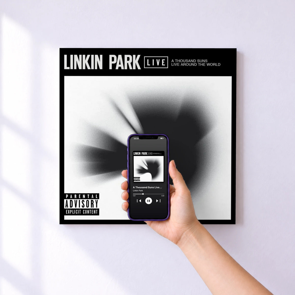 Affiche connectée A Thousand Suns Live Around the World de Linkin Park au mur : l'album se lance en approchant le téléphone