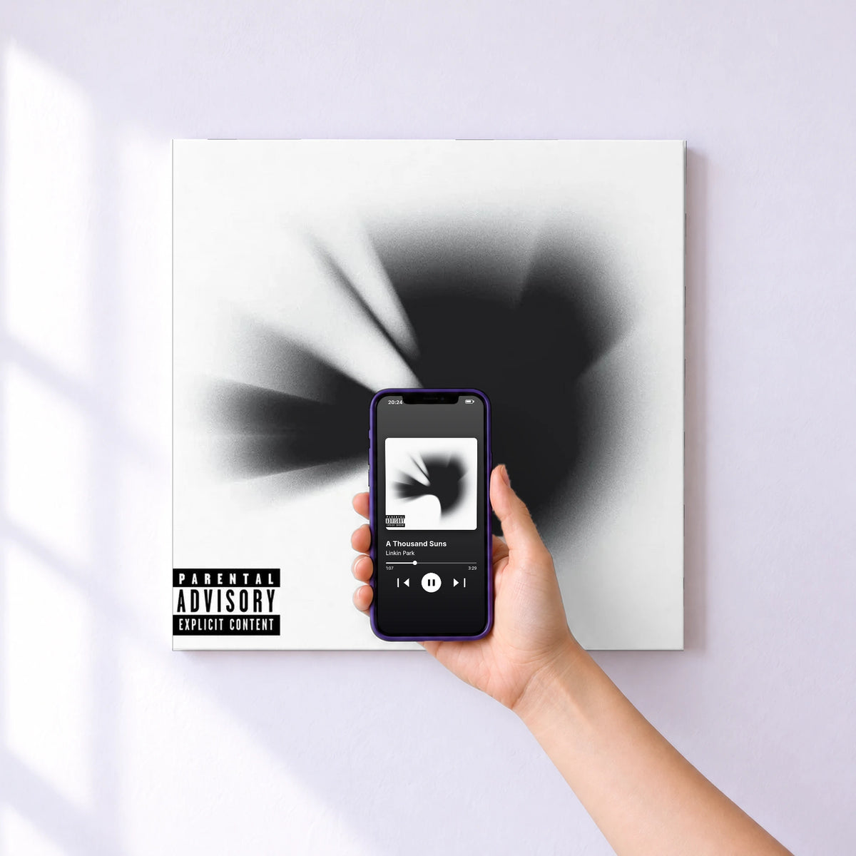 Affiche connectée A Thousand Suns de Linkin Park au mur : l'album se lance en approchant le téléphone