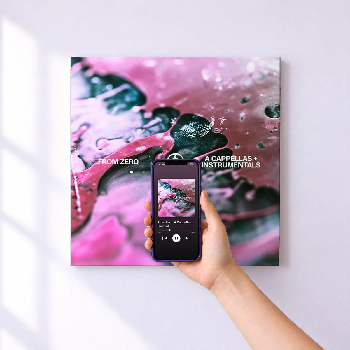 Affiche connectée From Zero: A Cappellas + Instrumentals de Linkin Park au mur : l'album se lance en approchant le téléphone