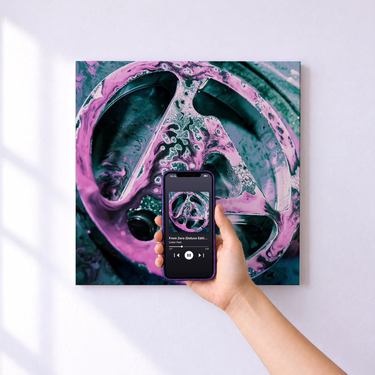 Affiche connectée From Zero (Deluxe Edition) de Linkin Park au mur : l'album se lance en approchant le téléphone