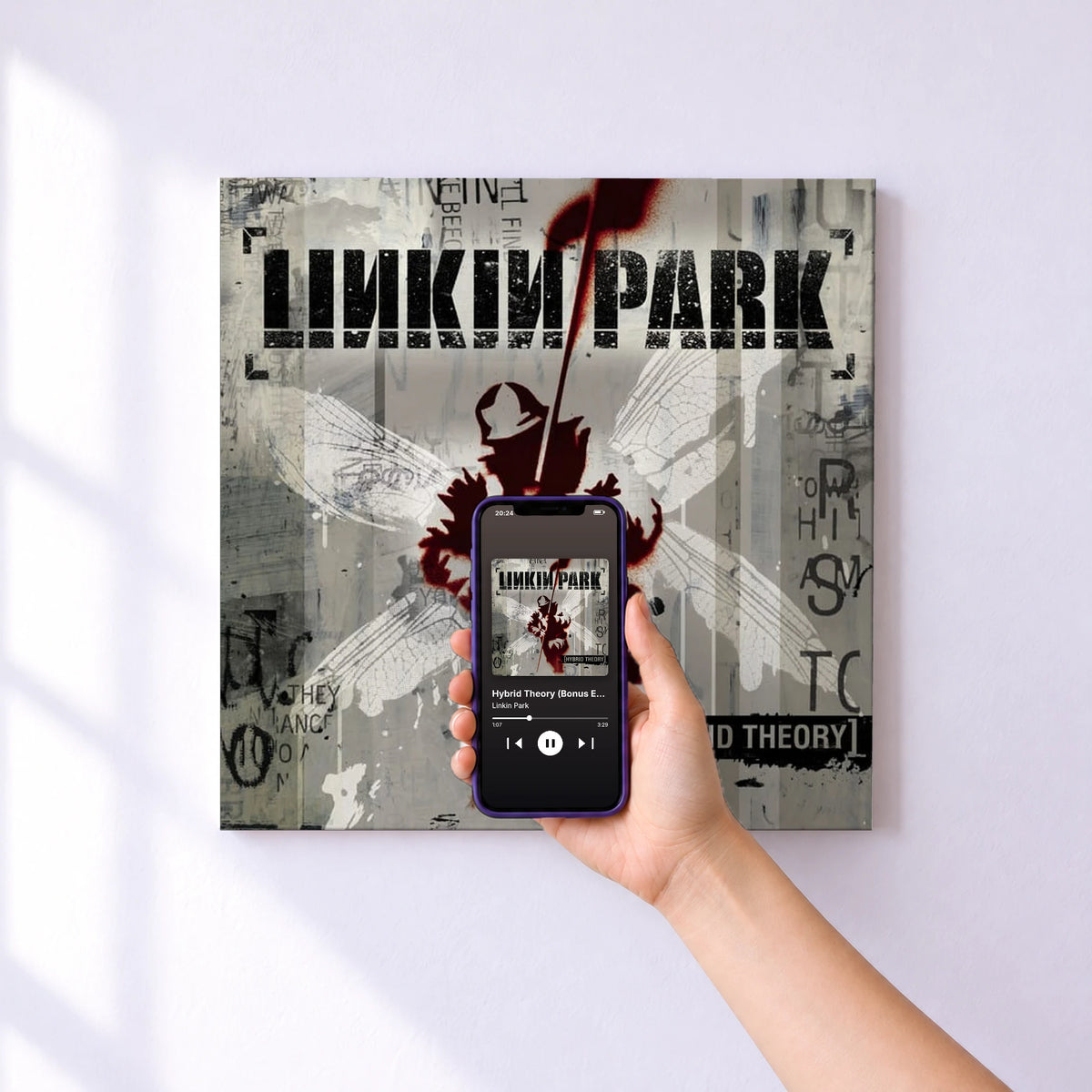 Affiche connectée Hybrid Theory (Bonus Edition) de Linkin Park au mur : l'album se lance en approchant le téléphone