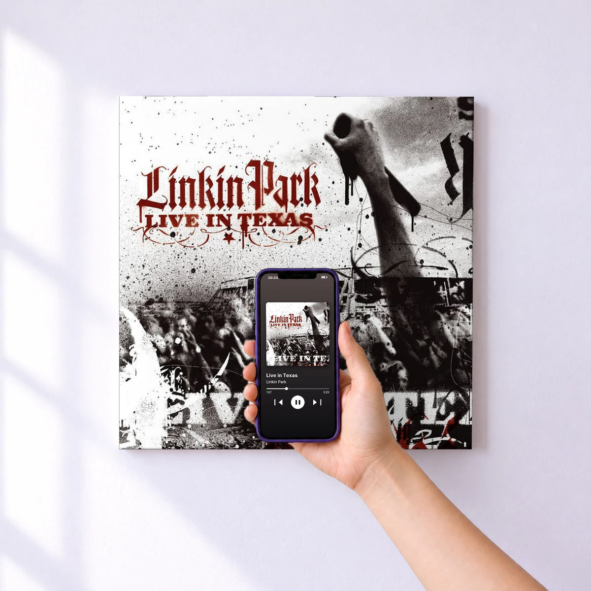 Affiche connectée Live in Texas de Linkin Park au mur : l'album se lance en approchant le téléphone