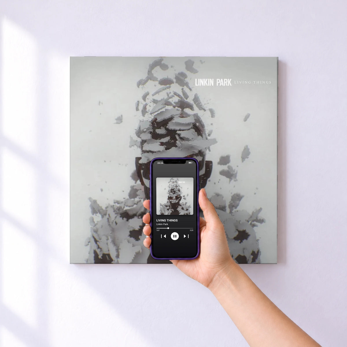 Affiche connectée LIVING THINGS de Linkin Park au mur : l'album se lance en approchant le téléphone