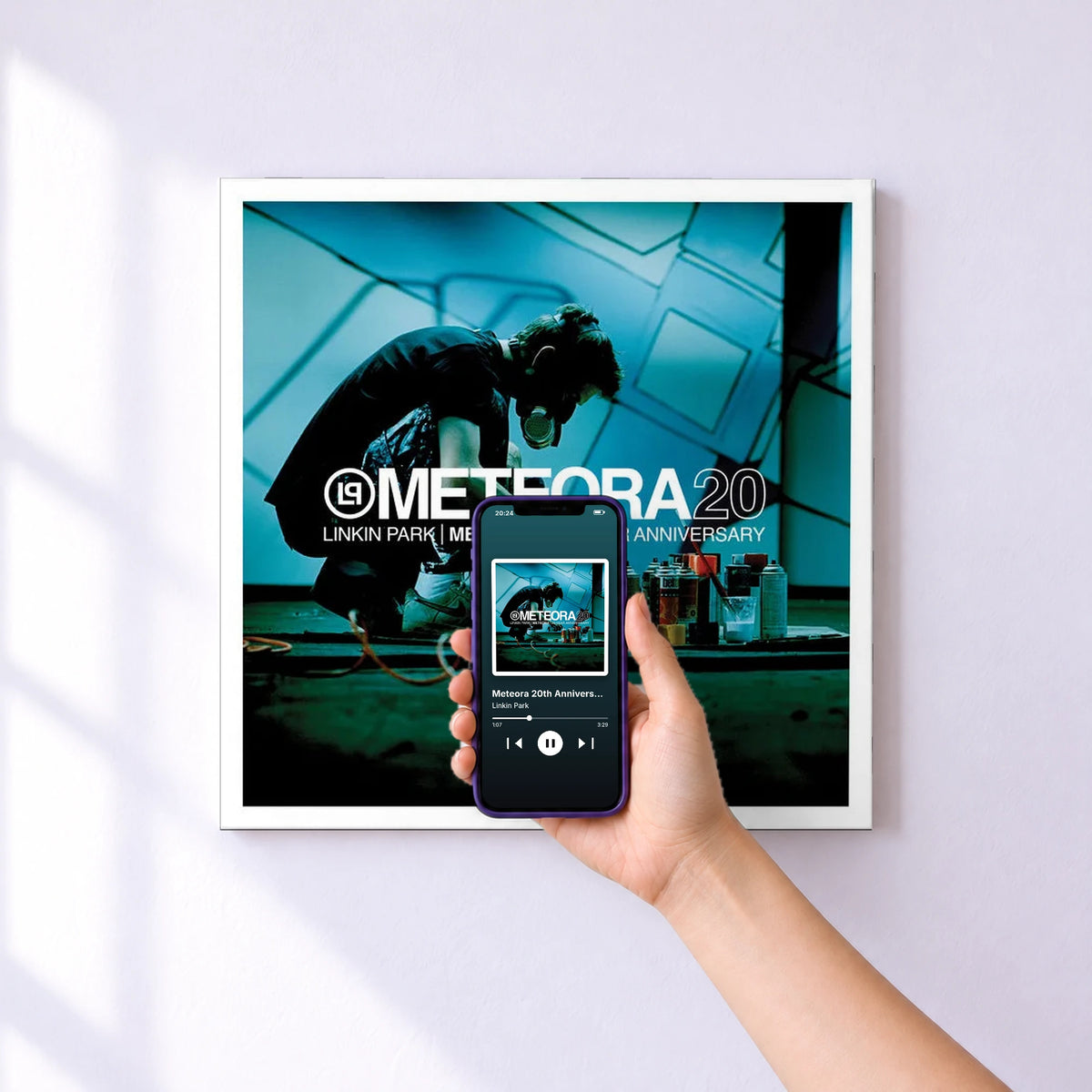 Affiche connectée Meteora 20th Anniversary Edition de Linkin Park au mur : l'album se lance en approchant le téléphone
