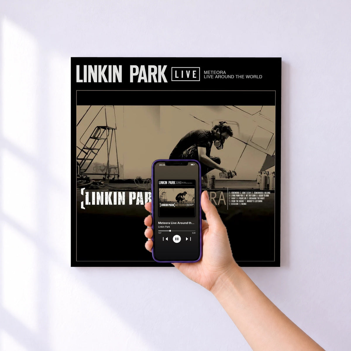 Affiche connectée Meteora Live Around the World de Linkin Park au mur : l'album se lance en approchant le téléphone