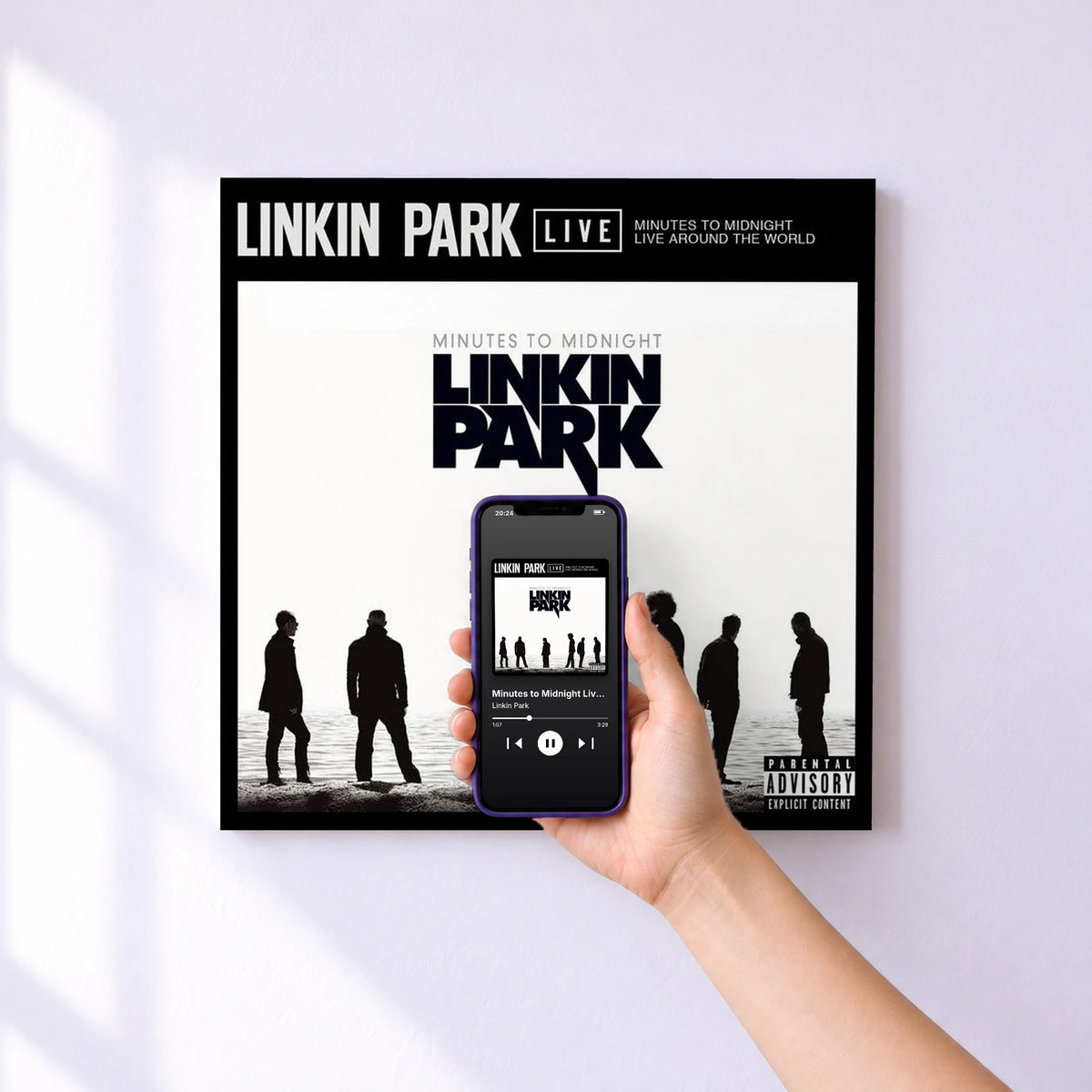 Affiche connectée Minutes to Midnight Live Around the World de Linkin Park au mur : l'album se lance en approchant le téléphone