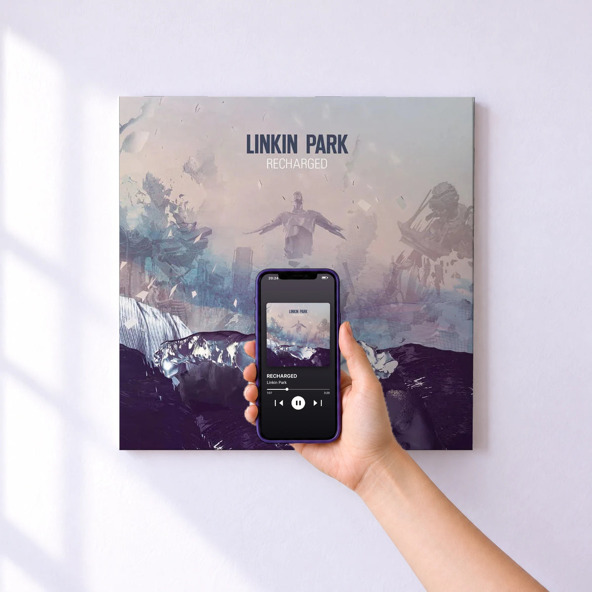 Affiche connectée RECHARGED de Linkin Park au mur : l'album se lance en approchant le téléphone