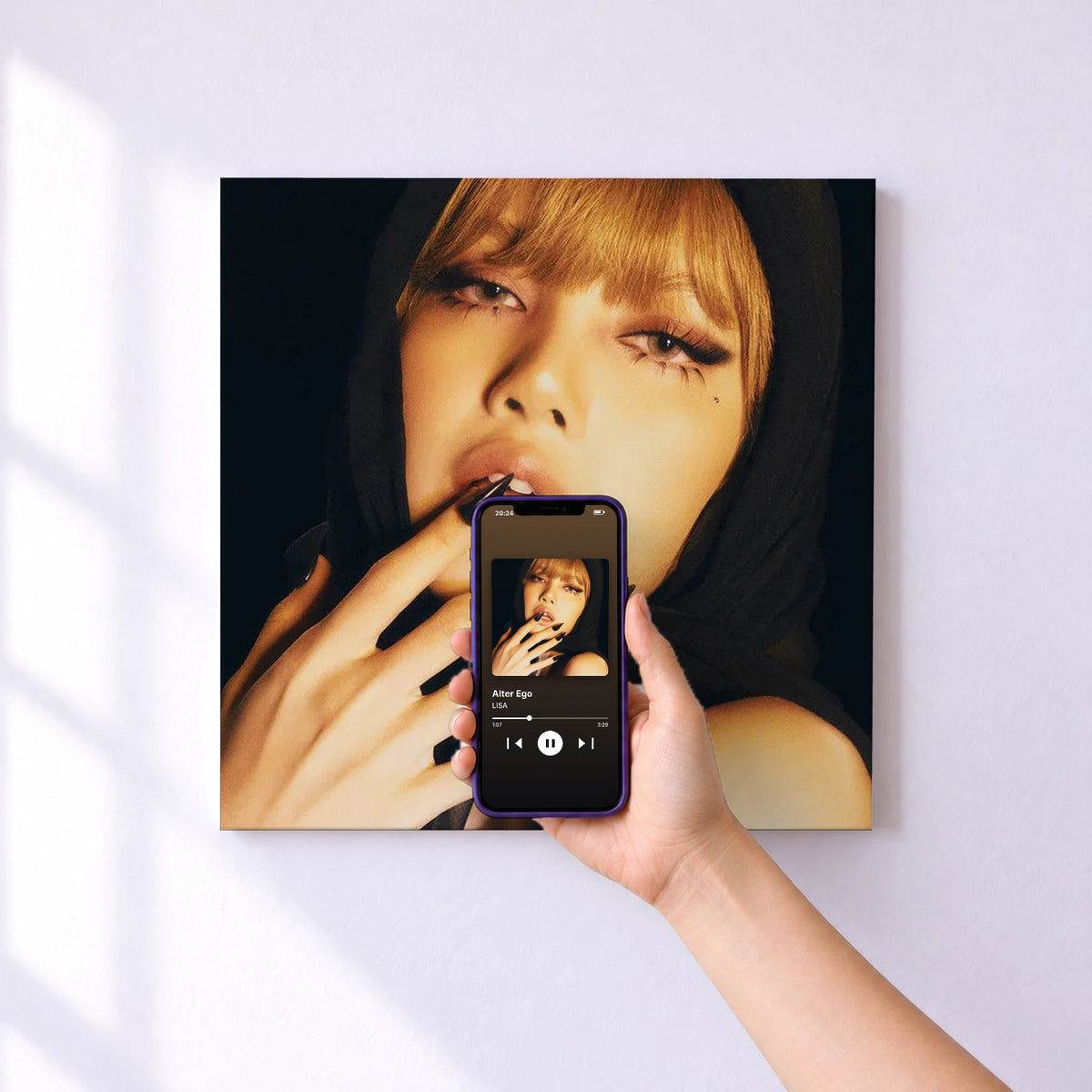Affiche connectée Alter Ego de LISA au mur : l'album se lance en approchant le téléphone