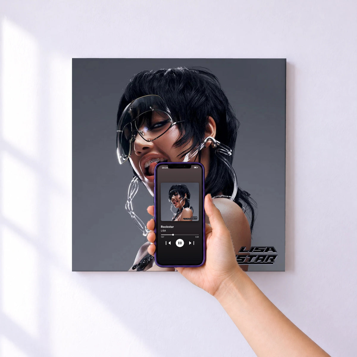 Affiche connectée Rockstar de LISA au mur : l'album se lance en approchant le téléphone