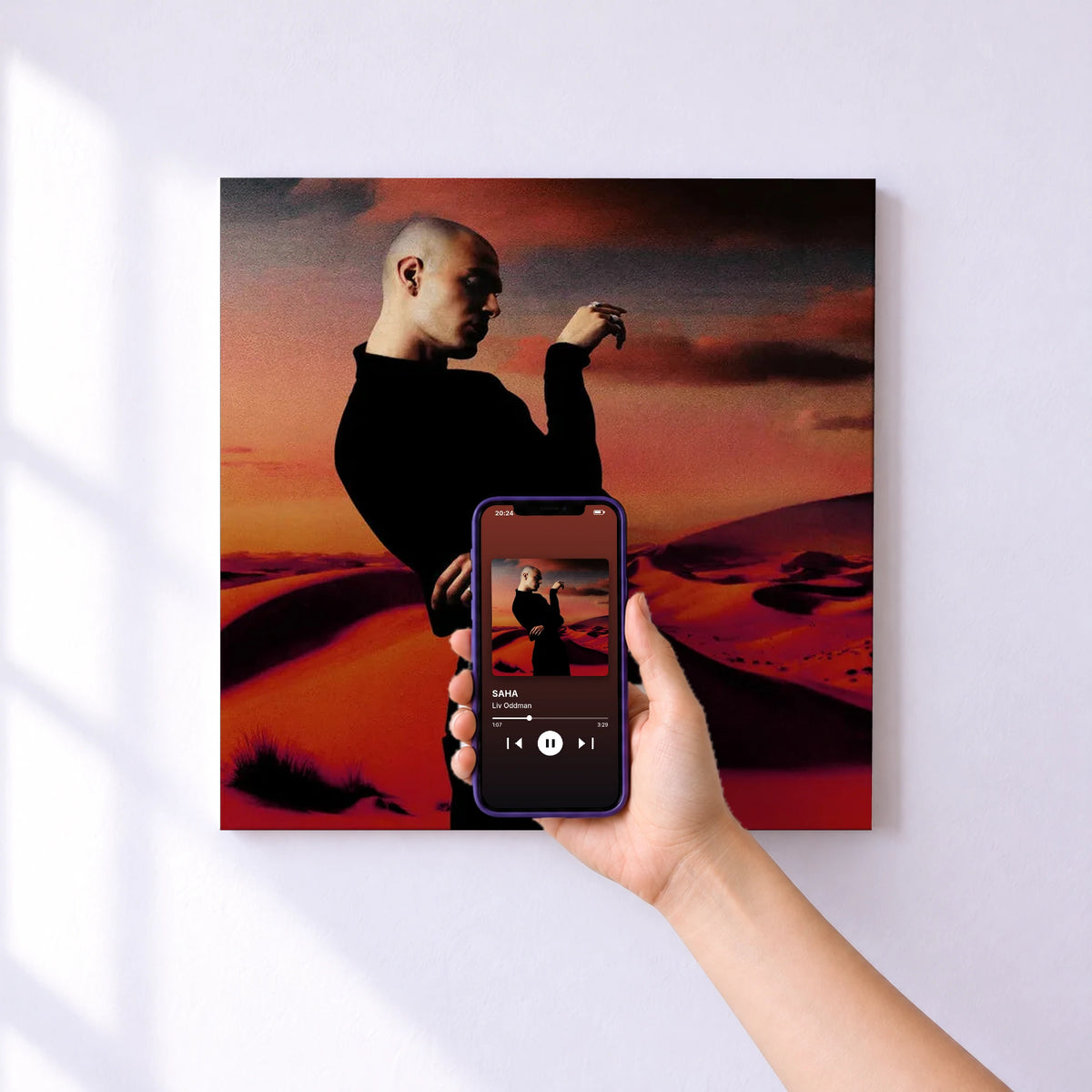 Affiche connectée SAHA de Liv Oddman au mur : l'album se lance en approchant le téléphone