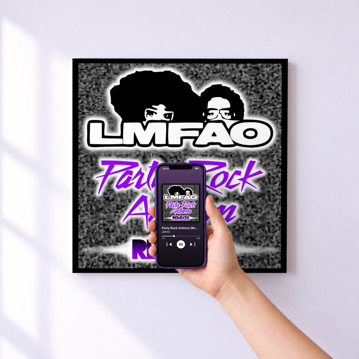 Affiche connectée Party Rock Anthem (Remixes) de LMFAO au mur : l'album se lance en approchant le téléphone
