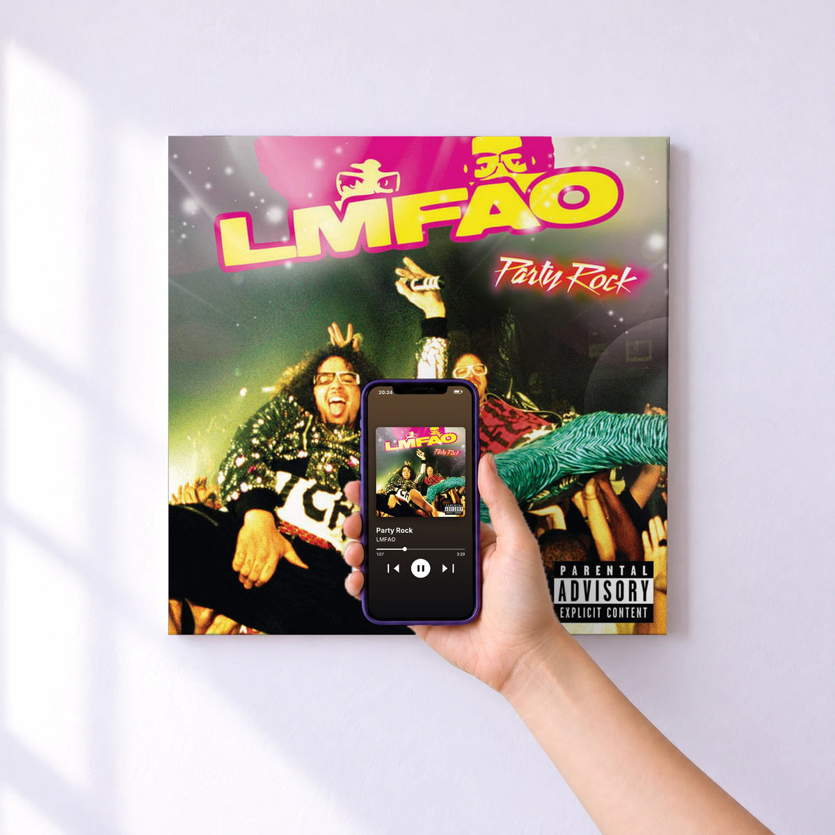 Affiche connectée Party Rock de LMFAO au mur : l'album se lance en approchant le téléphone