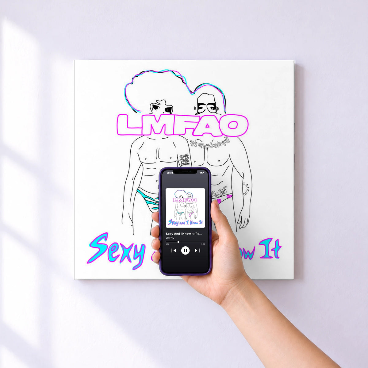 Affiche connectée Sexy And I Know It (Remixes) de LMFAO au mur : l'album se lance en approchant le téléphone