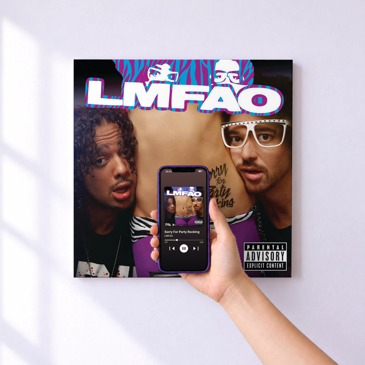 Affiche connectée Sorry For Party Rocking de LMFAO au mur : l'album se lance en approchant le téléphone