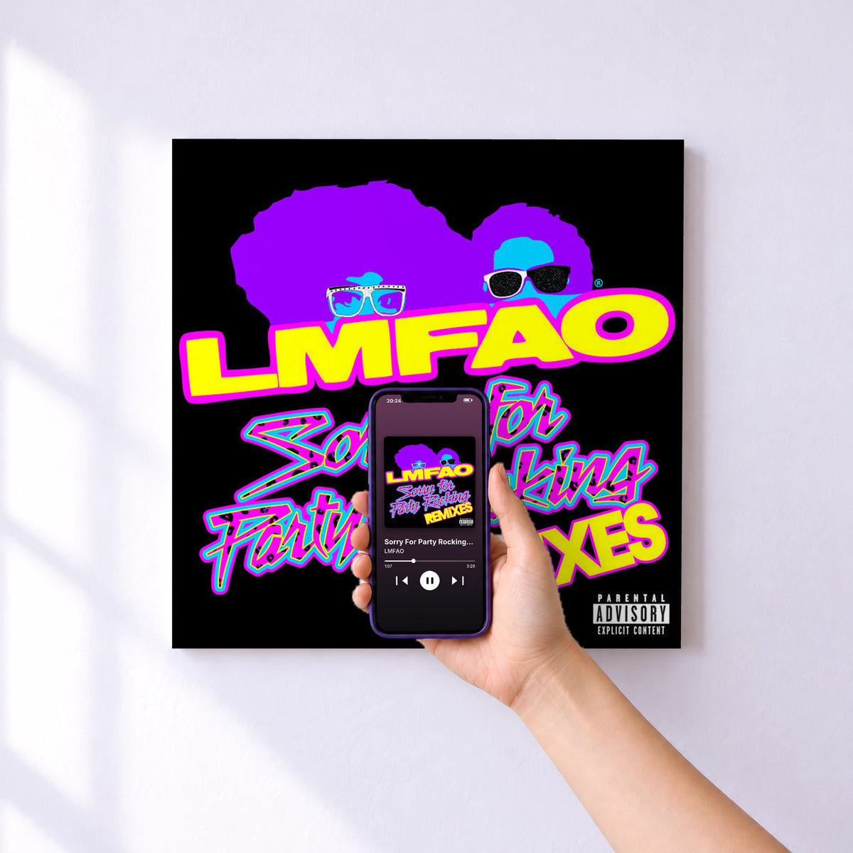 Affiche connectée Sorry For Party Rocking (Remixes) de LMFAO au mur : l'album se lance en approchant le téléphone