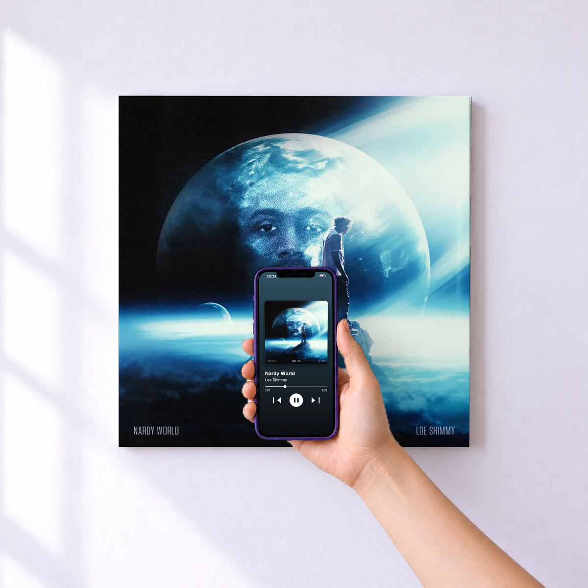Affiche connectée Nardy World de Loe Shimmy au mur : l'album se lance en approchant le téléphone