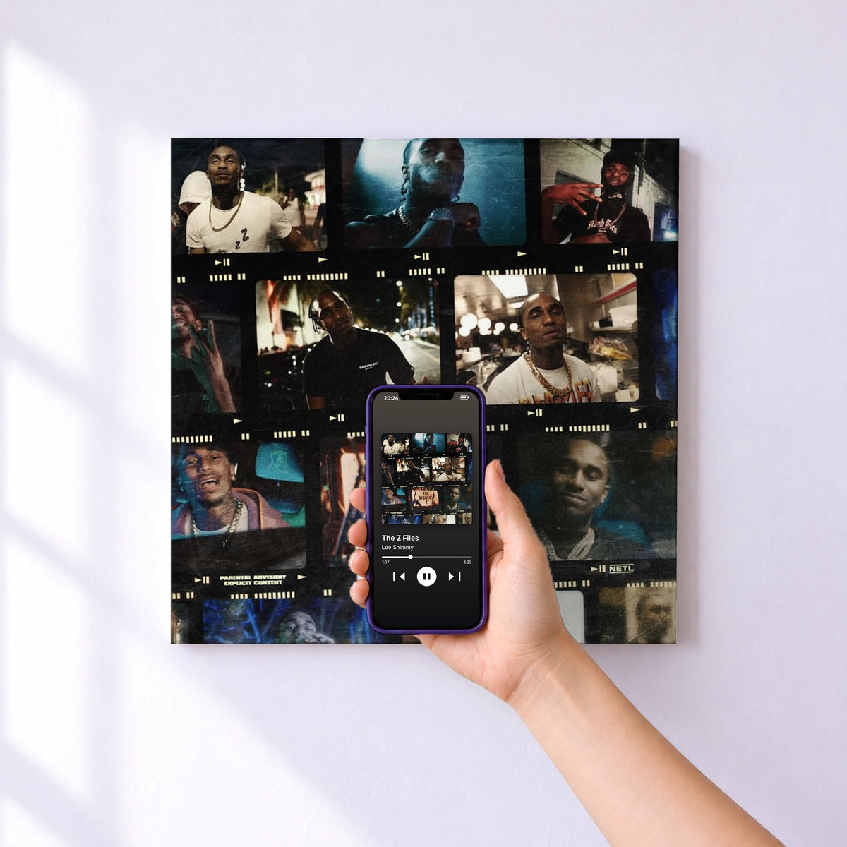 Affiche connectée The Z Files de Loe Shimmy au mur : l'album se lance en approchant le téléphone