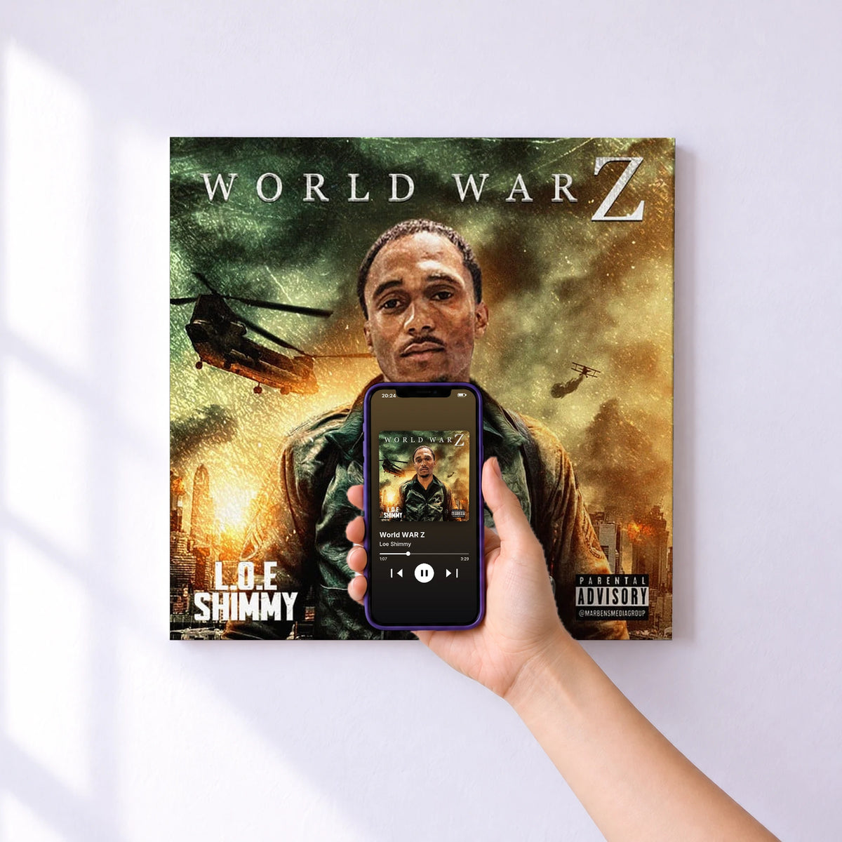 Affiche connectée World WAR Z de Loe Shimmy au mur : l'album se lance en approchant le téléphone