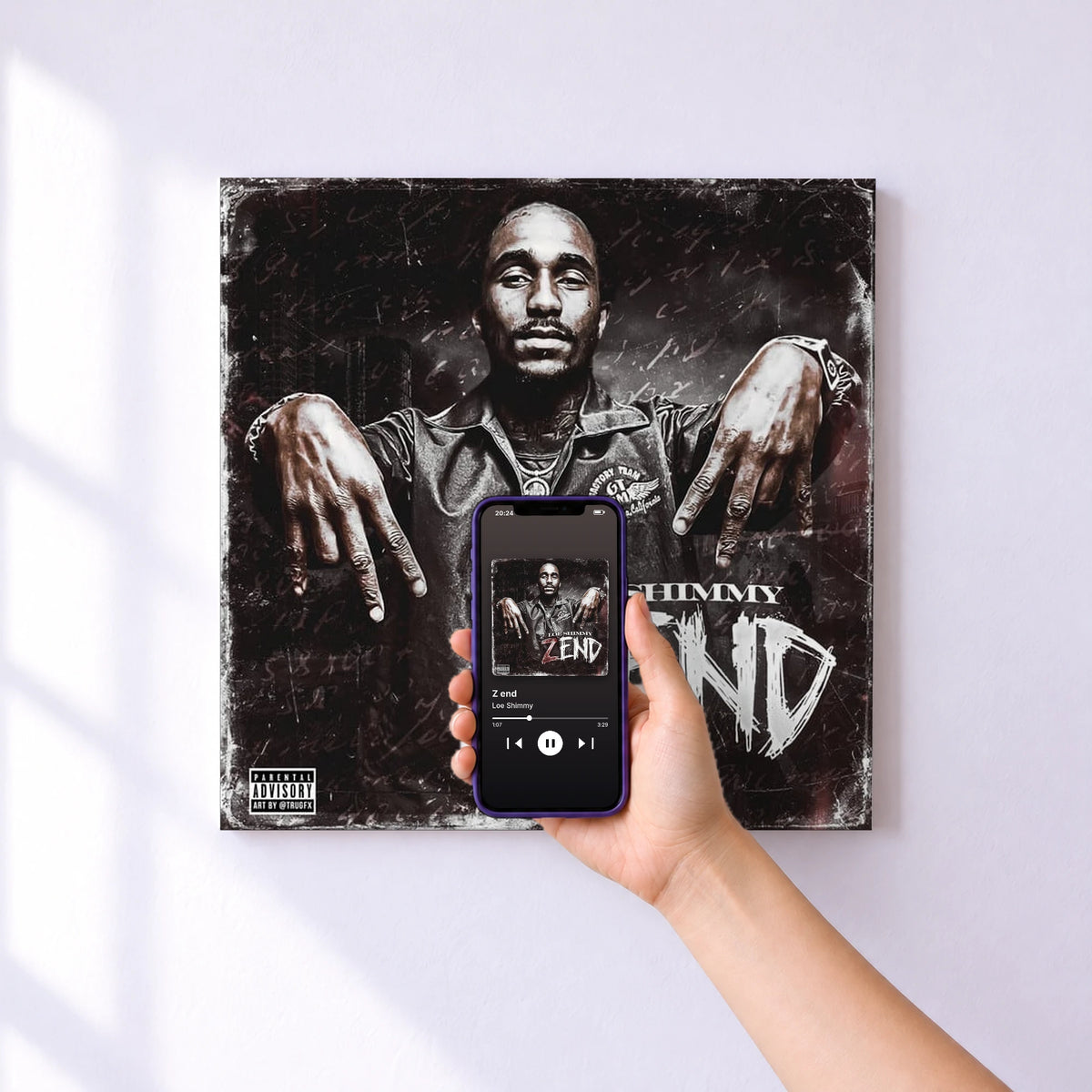 Affiche connectée Z end de Loe Shimmy au mur : l'album se lance en approchant le téléphone