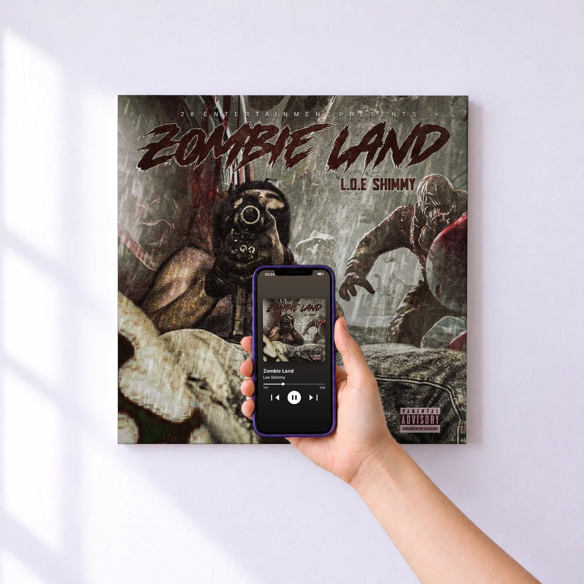 Affiche connectée Zombie Land de Loe Shimmy au mur : l'album se lance en approchant le téléphone