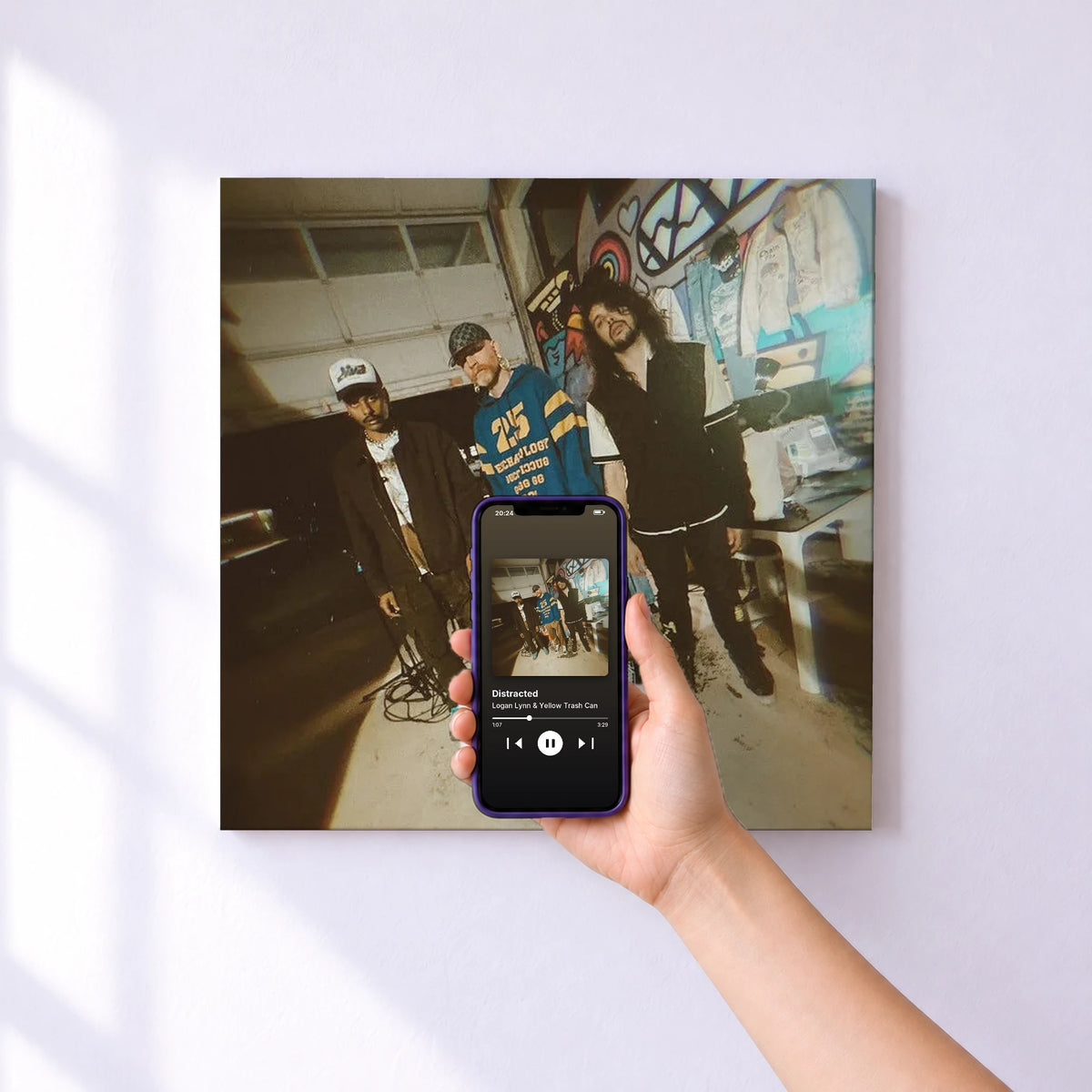 Affiche connectée Distracted de Logan Lynn & Yellow Trash Can au mur : l'album se lance en approchant le téléphone