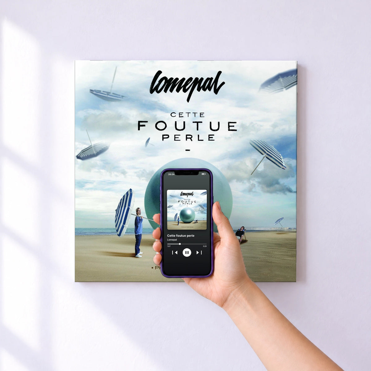 Affiche connectée Cette foutue perle de Lomepal au mur : l'album se lance en approchant le téléphone