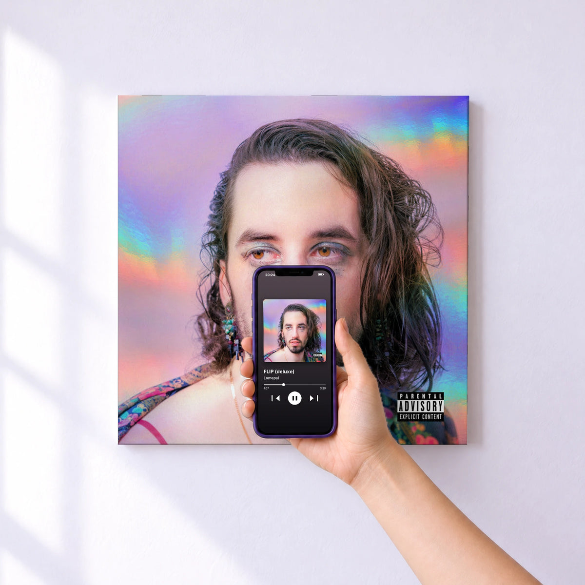 Affiche connectée FLIP (deluxe) de Lomepal au mur : l'album se lance en approchant le téléphone
