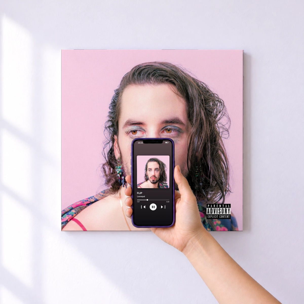Affiche connectée FLIP de Lomepal au mur : l'album se lance en approchant le téléphone
