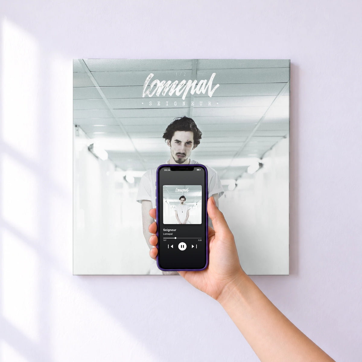 Affiche connectée Seigneur de Lomepal au mur : l'album se lance en approchant le téléphone