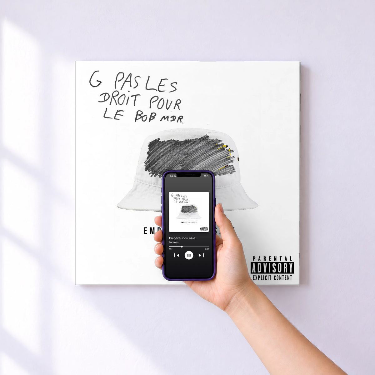 Affiche connectée Empereur du sale de Lorenzo au mur : l'album se lance en approchant le téléphone