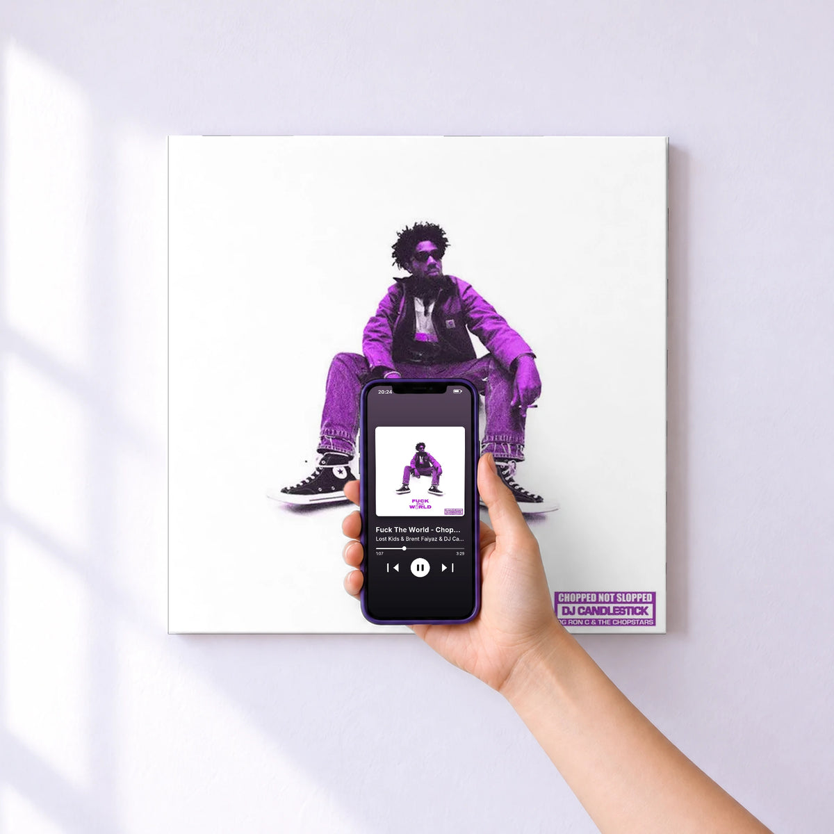 Affiche connectée Fuck The World - ChopNotSlop de Lost Kids & Brent Faiyaz & DJ Candlestick & OG Ron C au mur : l'album se lance en approchant le téléphone