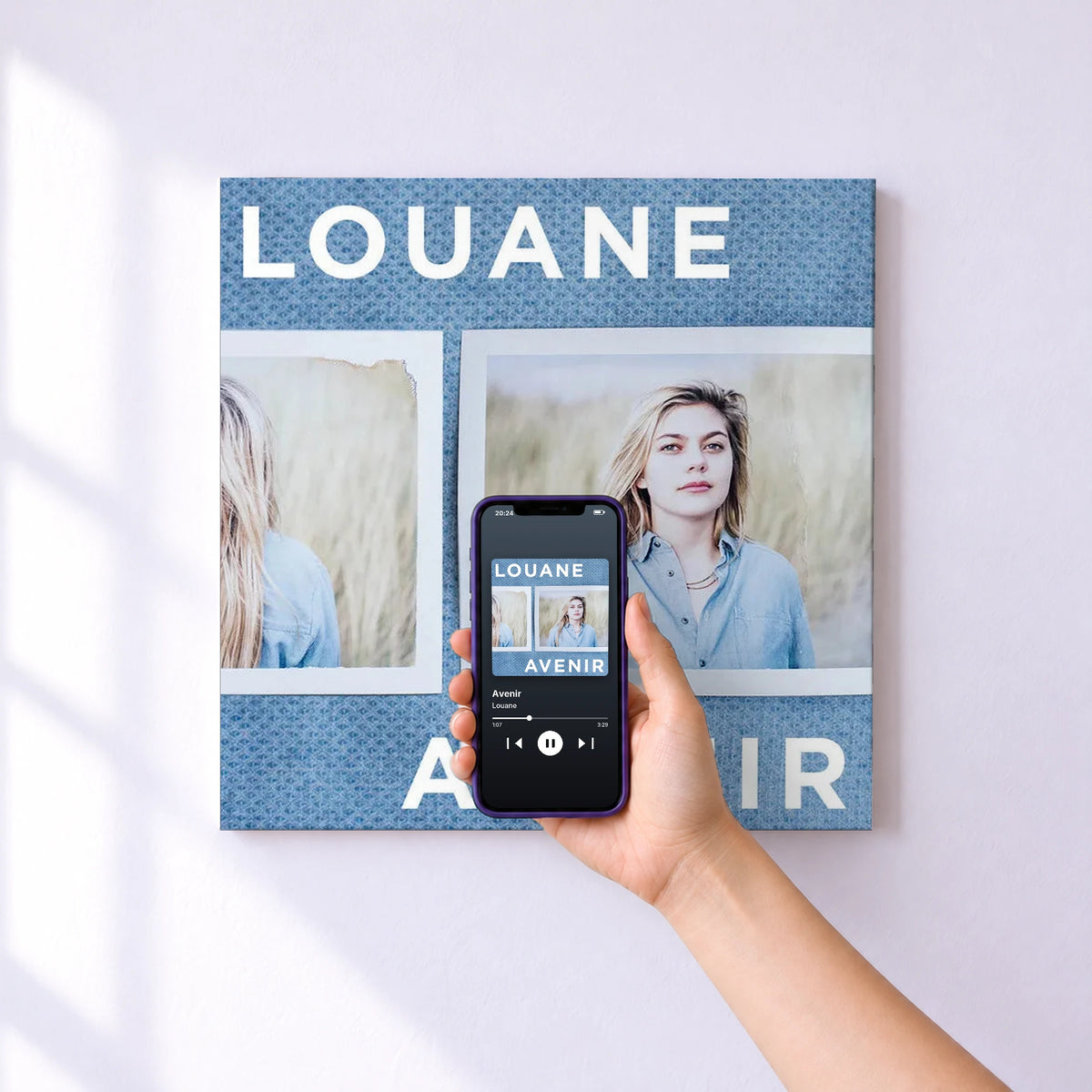 Affiche connectée Avenir de Louane au mur : l'album se lance en approchant le téléphone