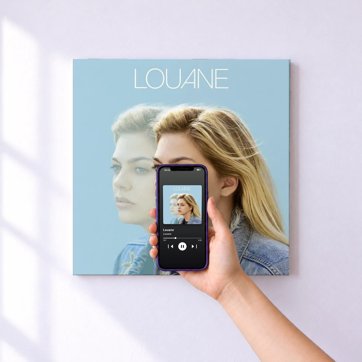 Affiche connectée Louane de Louane au mur : l'album se lance en approchant le téléphone