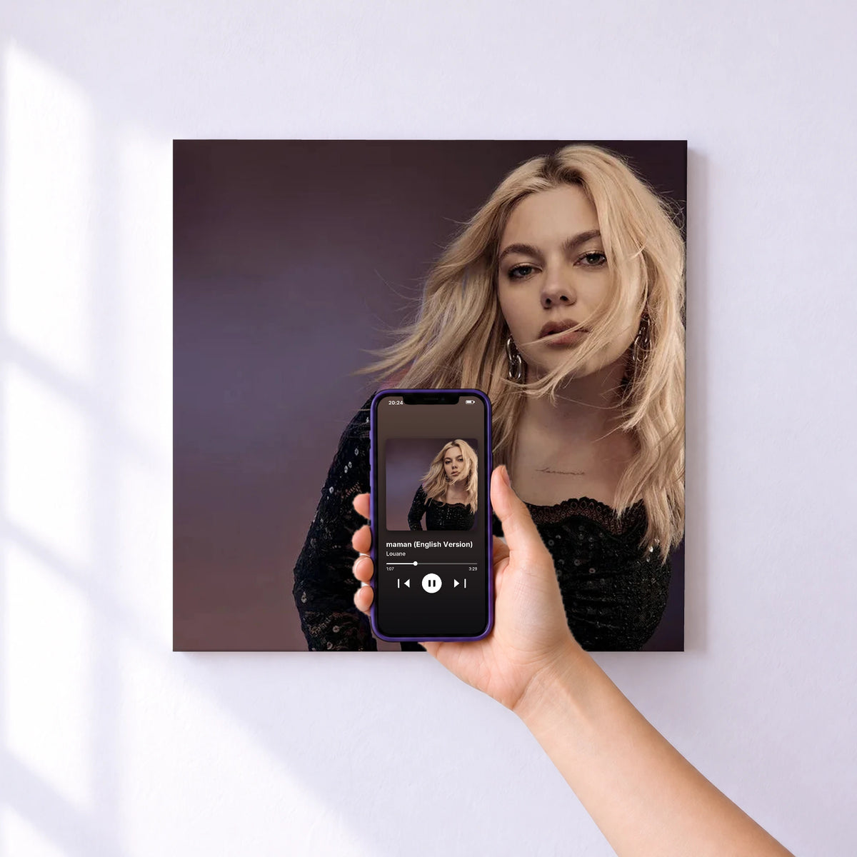 Affiche connectée maman (English Version) de Louane au mur : l'album se lance en approchant le téléphone