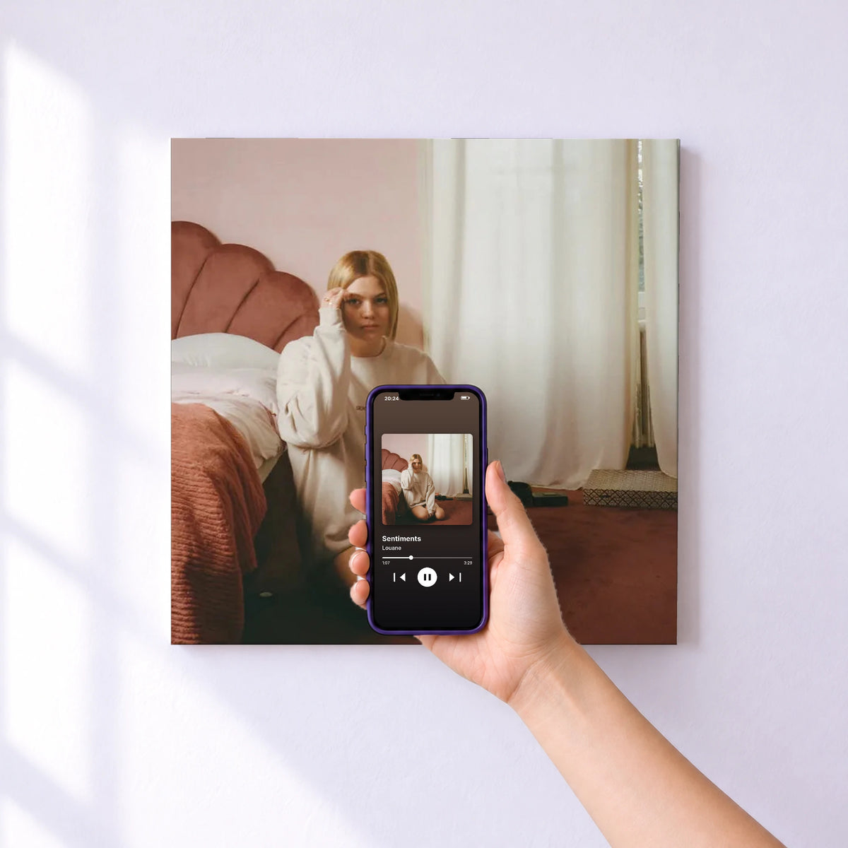 Affiche connectée Sentiments de Louane au mur : l'album se lance en approchant le téléphone