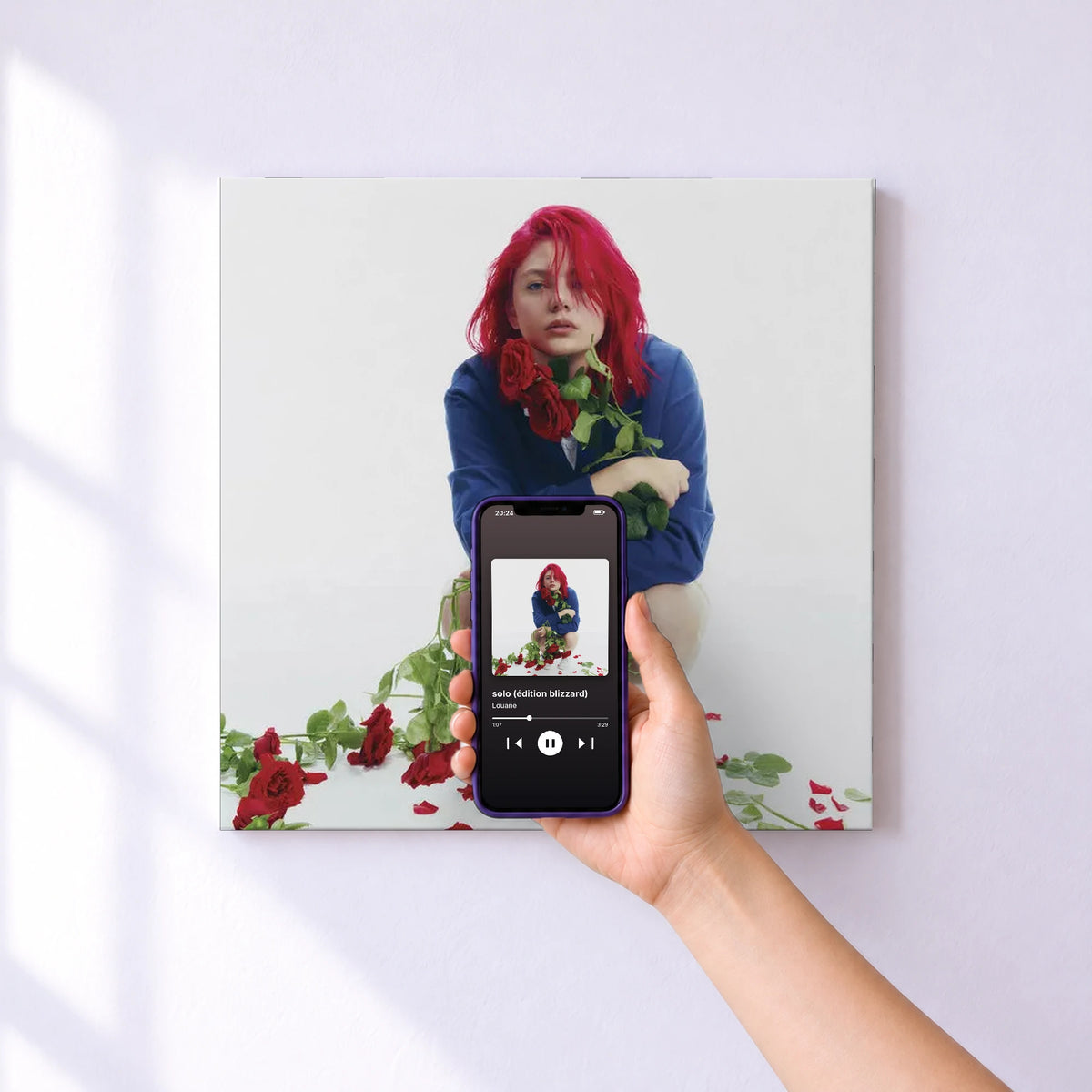 Affiche connectée solo (édition blizzard) de Louane au mur : l'album se lance en approchant le téléphone
