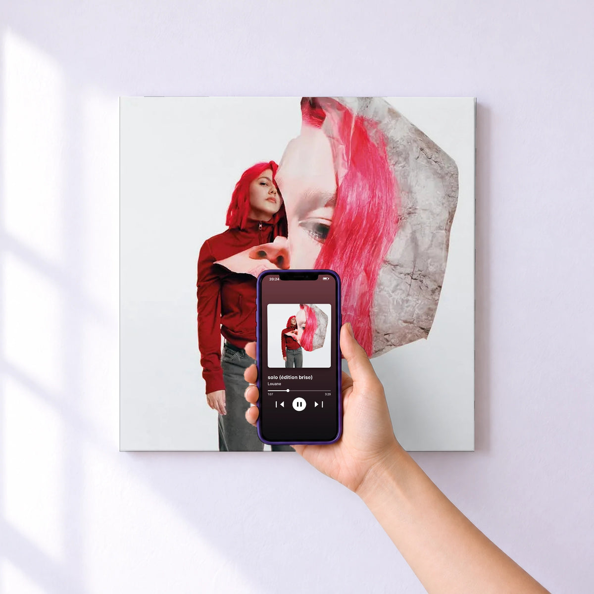 Affiche connectée solo (édition brise) de Louane au mur : l'album se lance en approchant le téléphone