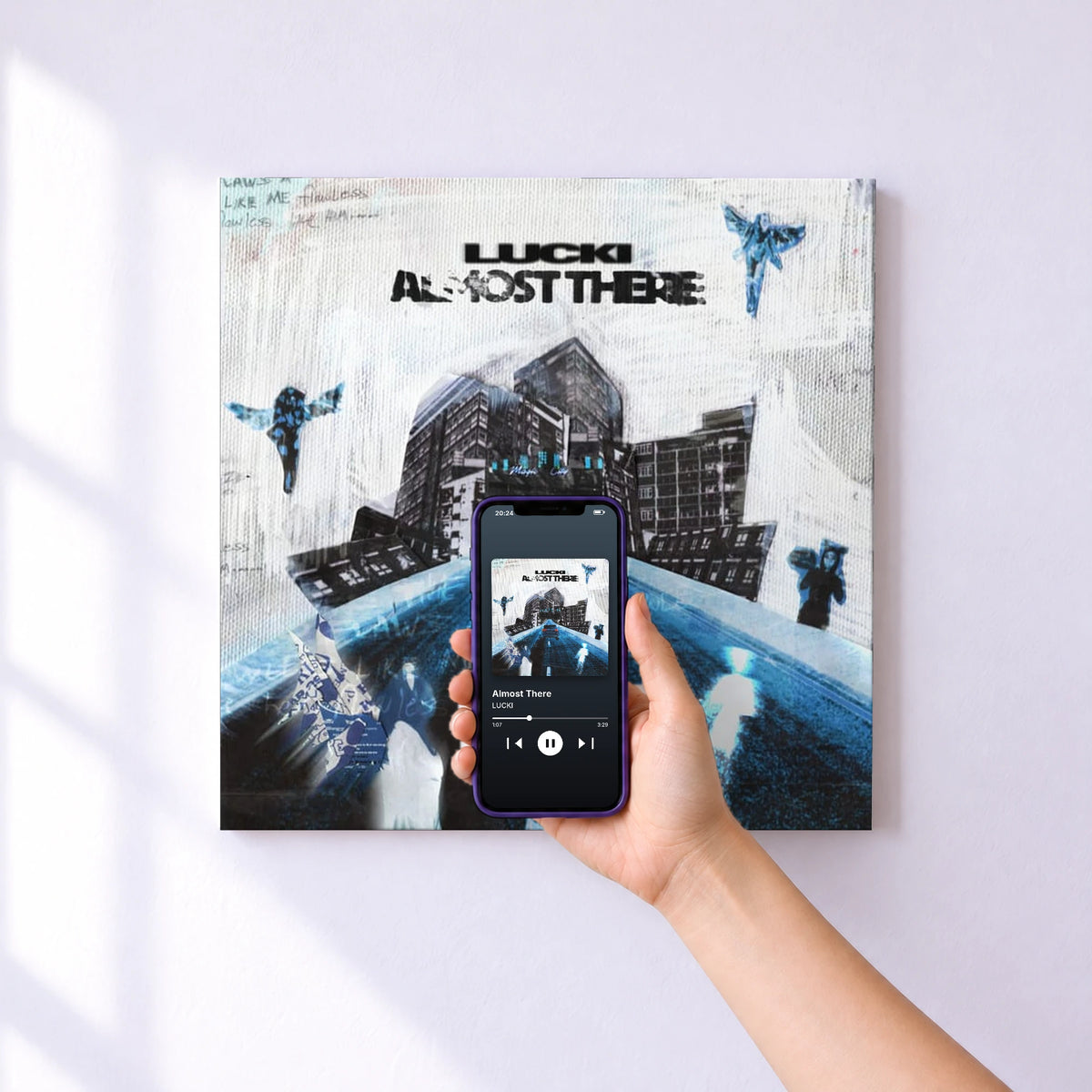 Affiche connectée Almost There de LUCKI au mur : l'album se lance en approchant le téléphone