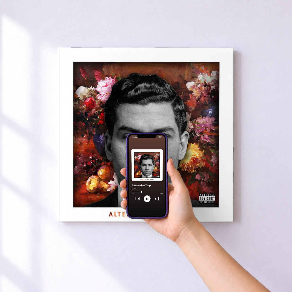 Affiche connectée Alternative Trap de LUCKI au mur : l'album se lance en approchant le téléphone