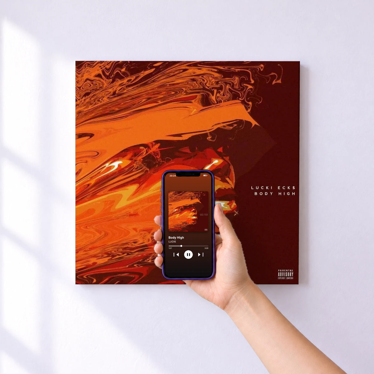 Affiche connectée Body High de LUCKI au mur : l'album se lance en approchant le téléphone