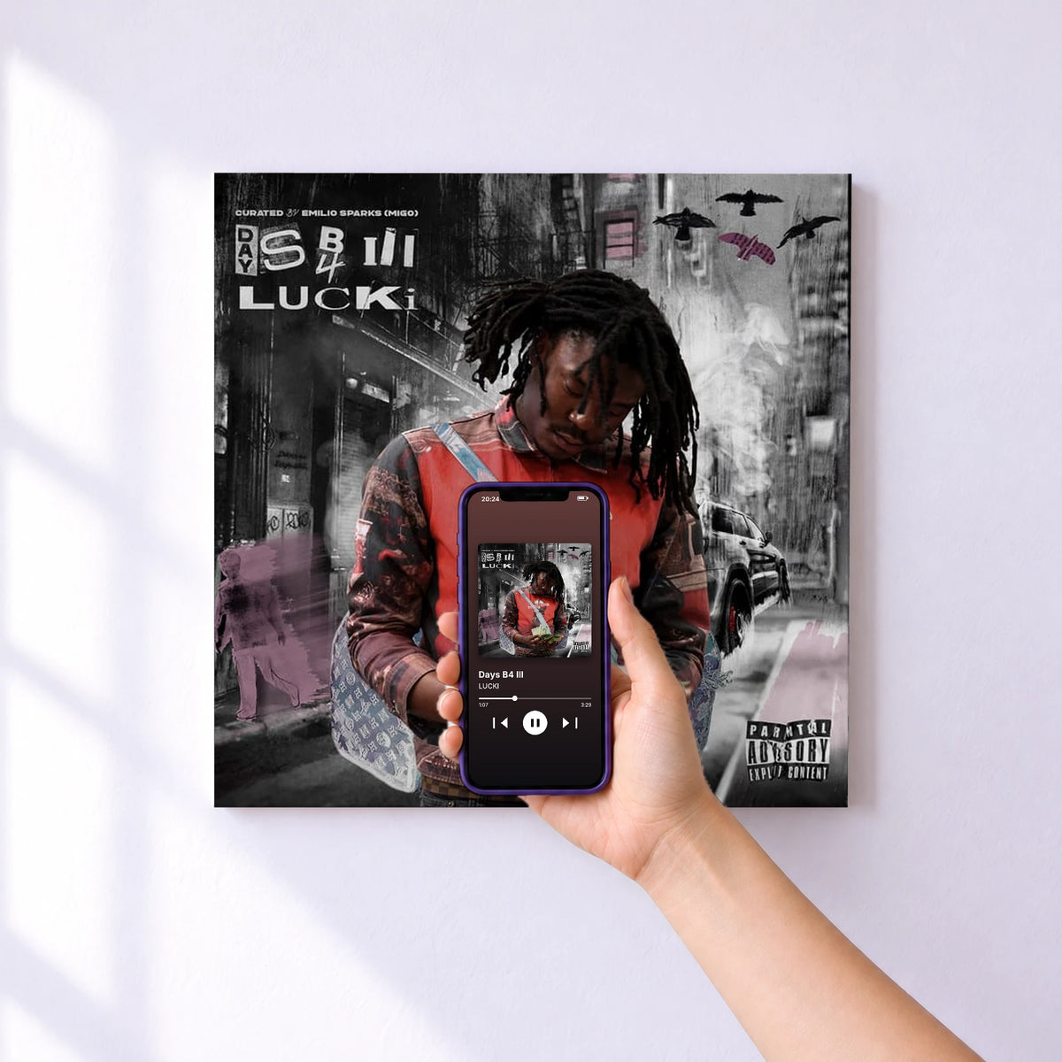 Affiche connectée Days B4 III de LUCKI au mur : l'album se lance en approchant le téléphone