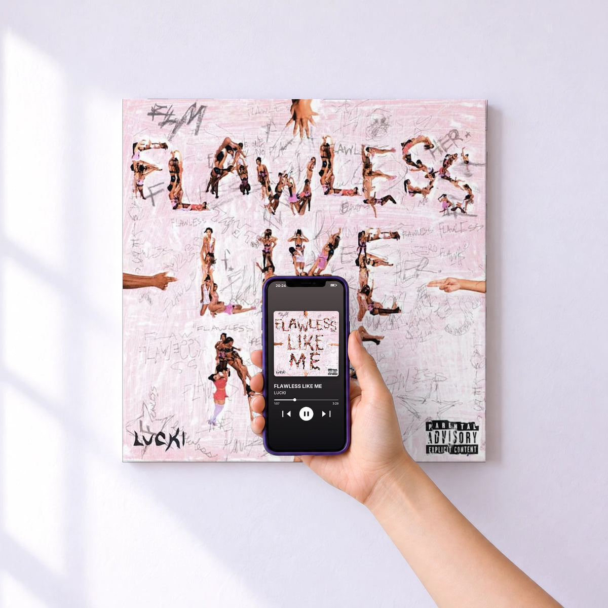 Affiche connectée FLAWLESS LIKE ME de LUCKI au mur : l'album se lance en approchant le téléphone