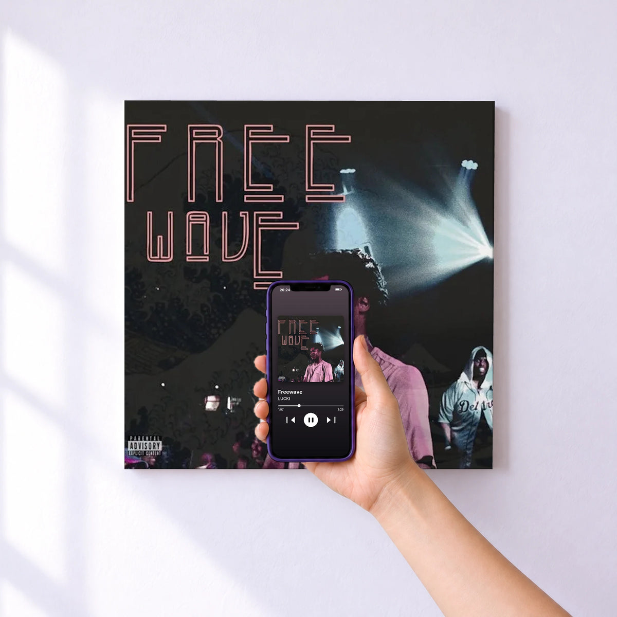 Affiche connectée Freewave de LUCKI au mur : l'album se lance en approchant le téléphone