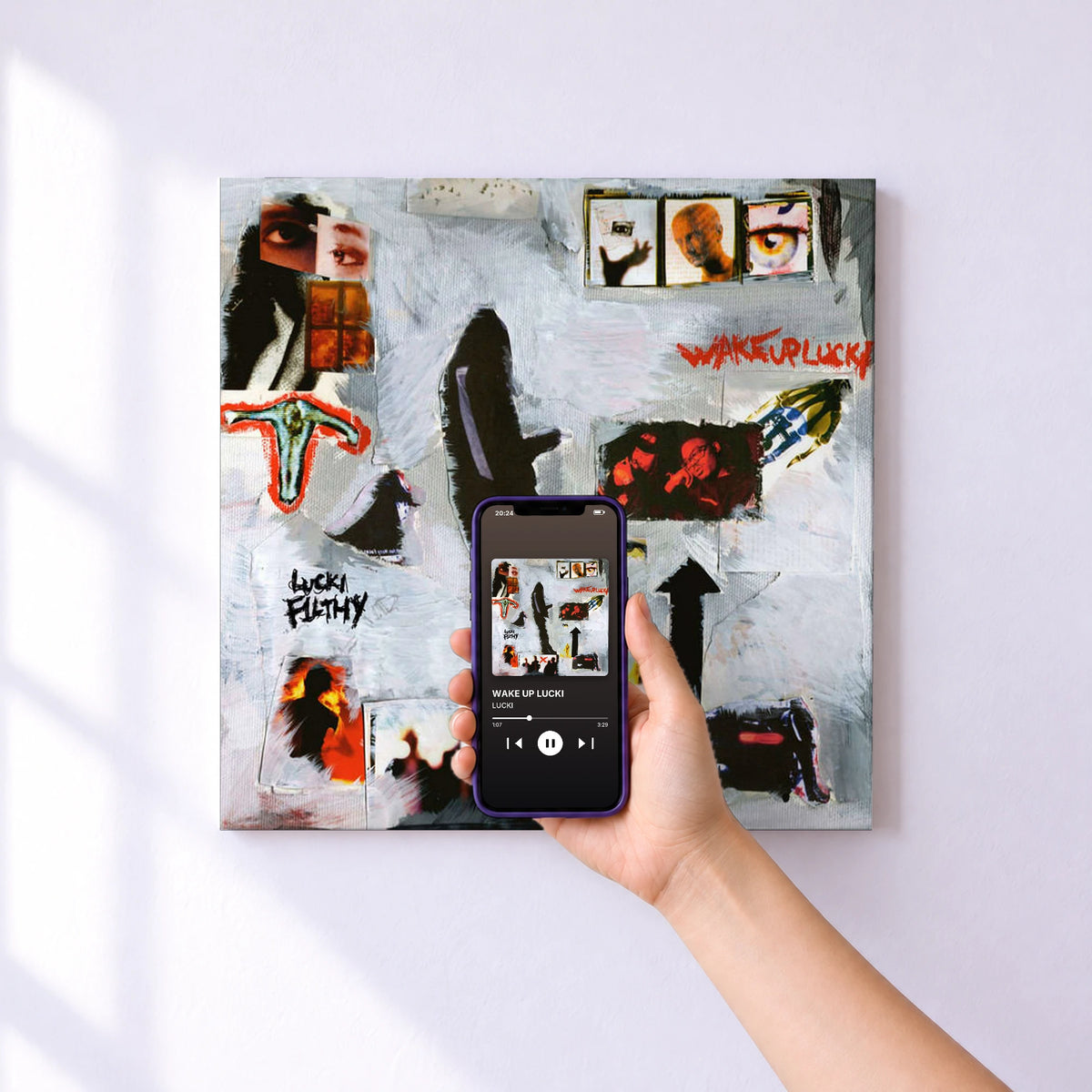 Affiche connectée WAKE UP LUCKI de LUCKI au mur : l'album se lance en approchant le téléphone